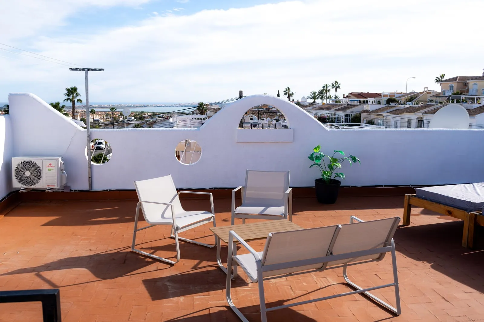 Dachterrasse der Casa Esperanza mit Blick bis zum Meer