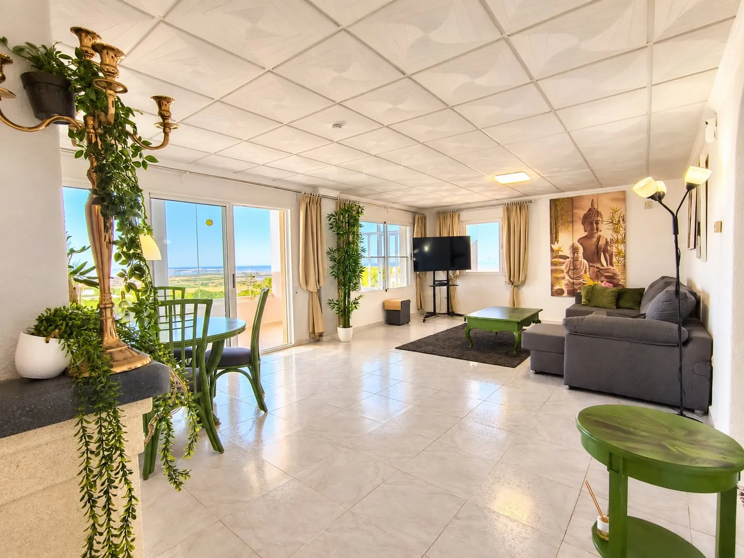 Heller Wohnbereich der Casa Hermosa mit Blick ins Grüne